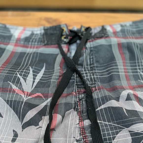 QUICKSILVER Mens Swim/board shorts. Size 38 - Picture 2 of 7